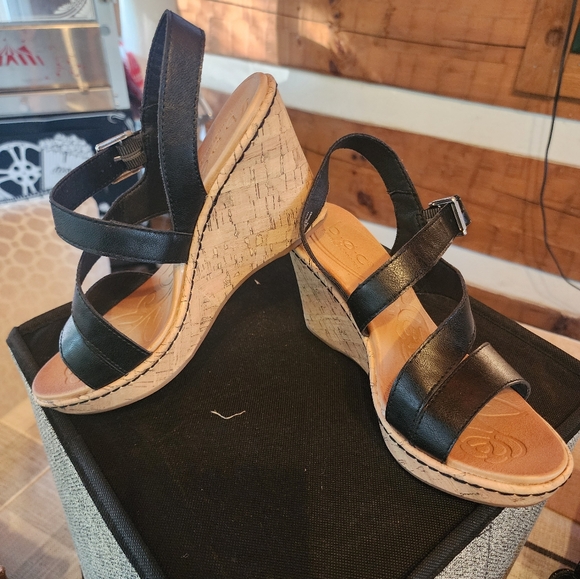 13 pairs of sandals/heels/booties. All in excellent shape. From 71/2-8 sizes. - Picture 10 of 13